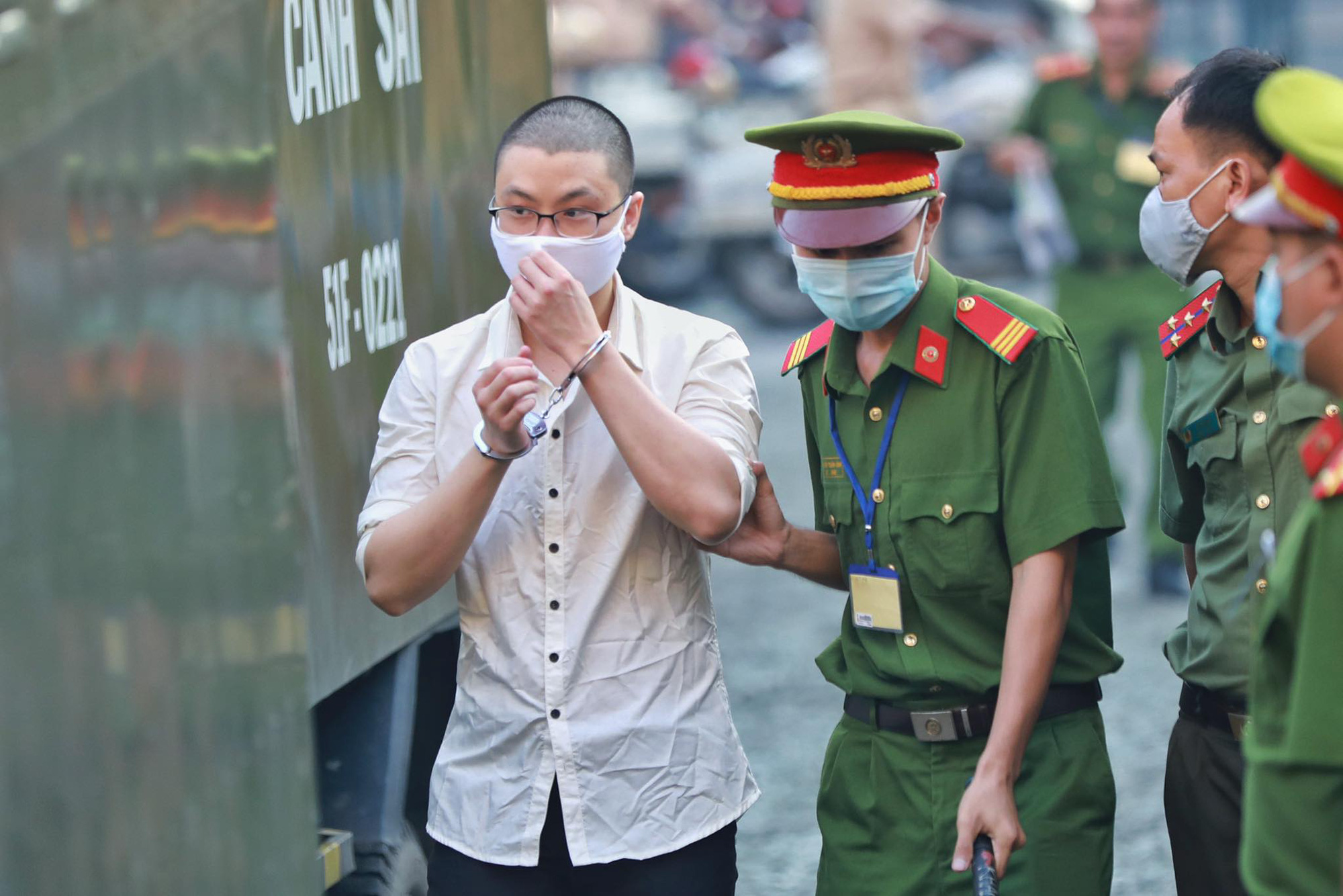 A defendant in the 2018 bombing at a police station in Ho Chi Minh City is escorted to the Ho Chi Minh City People’s Court on September 22, 2020. Photo: H.H. / Tuoi Tre