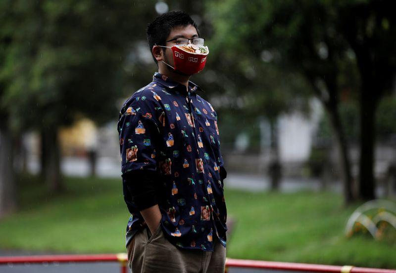 Japanese designer Takahiro Shibata's wears a protective mask that looks like a steaming bowl of ramen noodle soup while posing for a photo at a park, following the coronavirus disease (COVID-19) outbreak in Yokohama, Japan September 23, 2020. Photo: Reuters