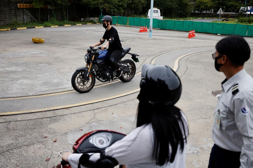 You Young-sik, who wants to be a dispatch rider, takes motorbike training sessions amid the coronavirus disease (COVID-19) pandemic in Seoul, South Korea, September 17, 2020. Photo: Reuters