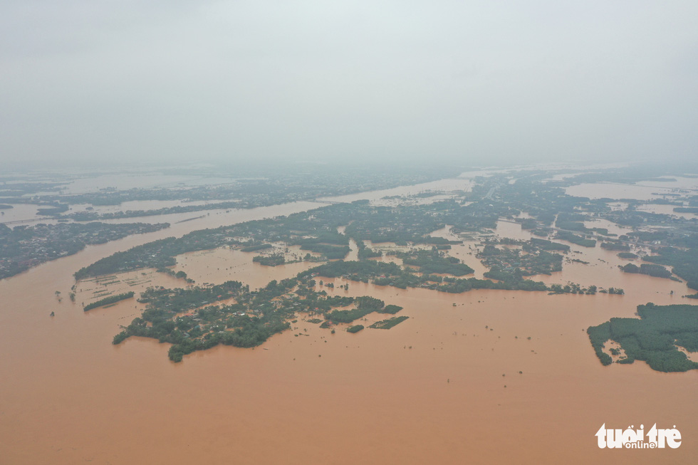 A locale near Thach Han River of Quang Tri Province is flooded. Photo: Truong Trung / Tuoi Tre