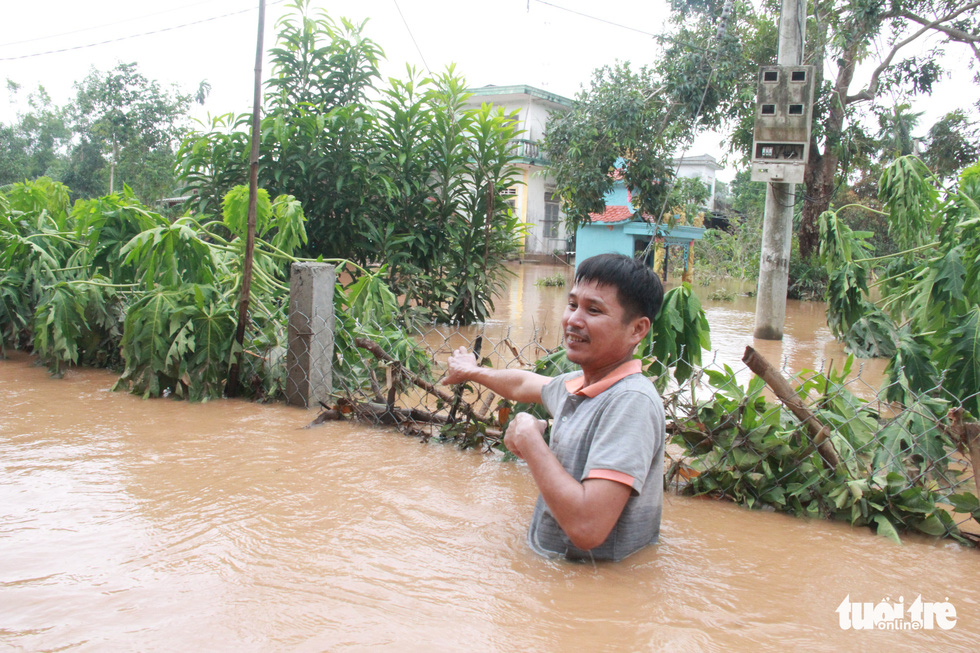 A resident tries to receive aid in this photo taken in Quang Tri Province. Photo: Truong Trung / Tuoi Tre