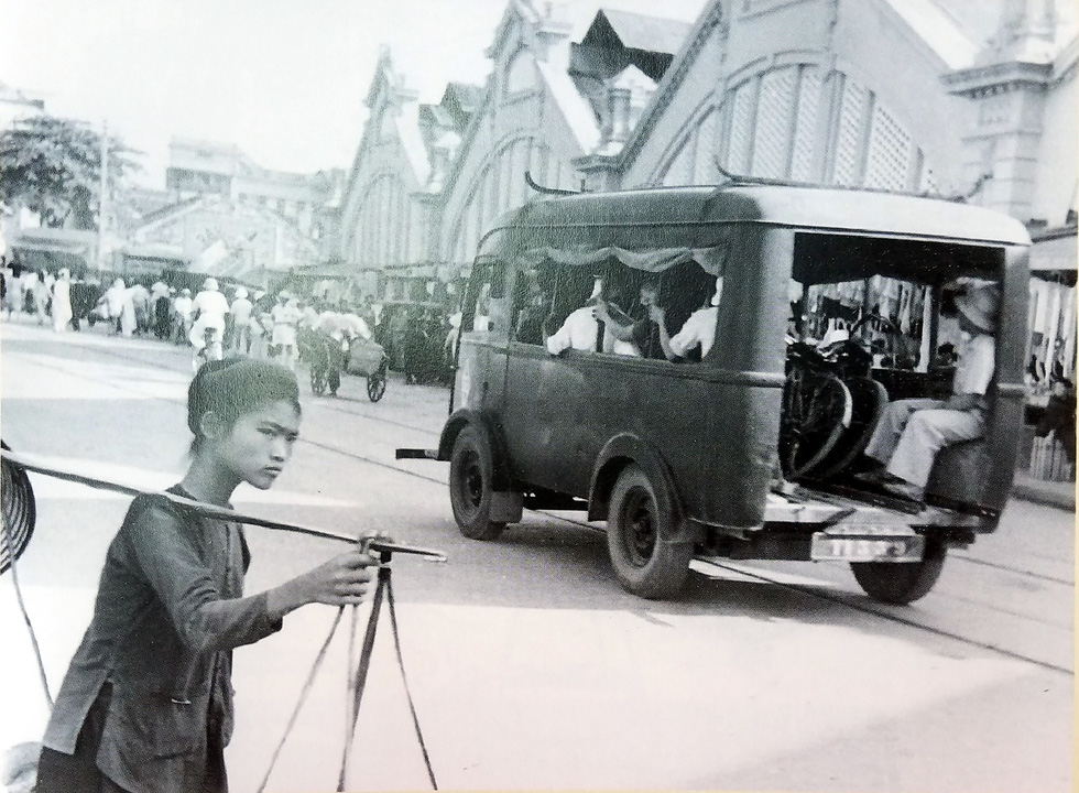 A peddler is seen in front of Hanoi’s iconic Dong Xuan Market in 1951 in one of the photos.