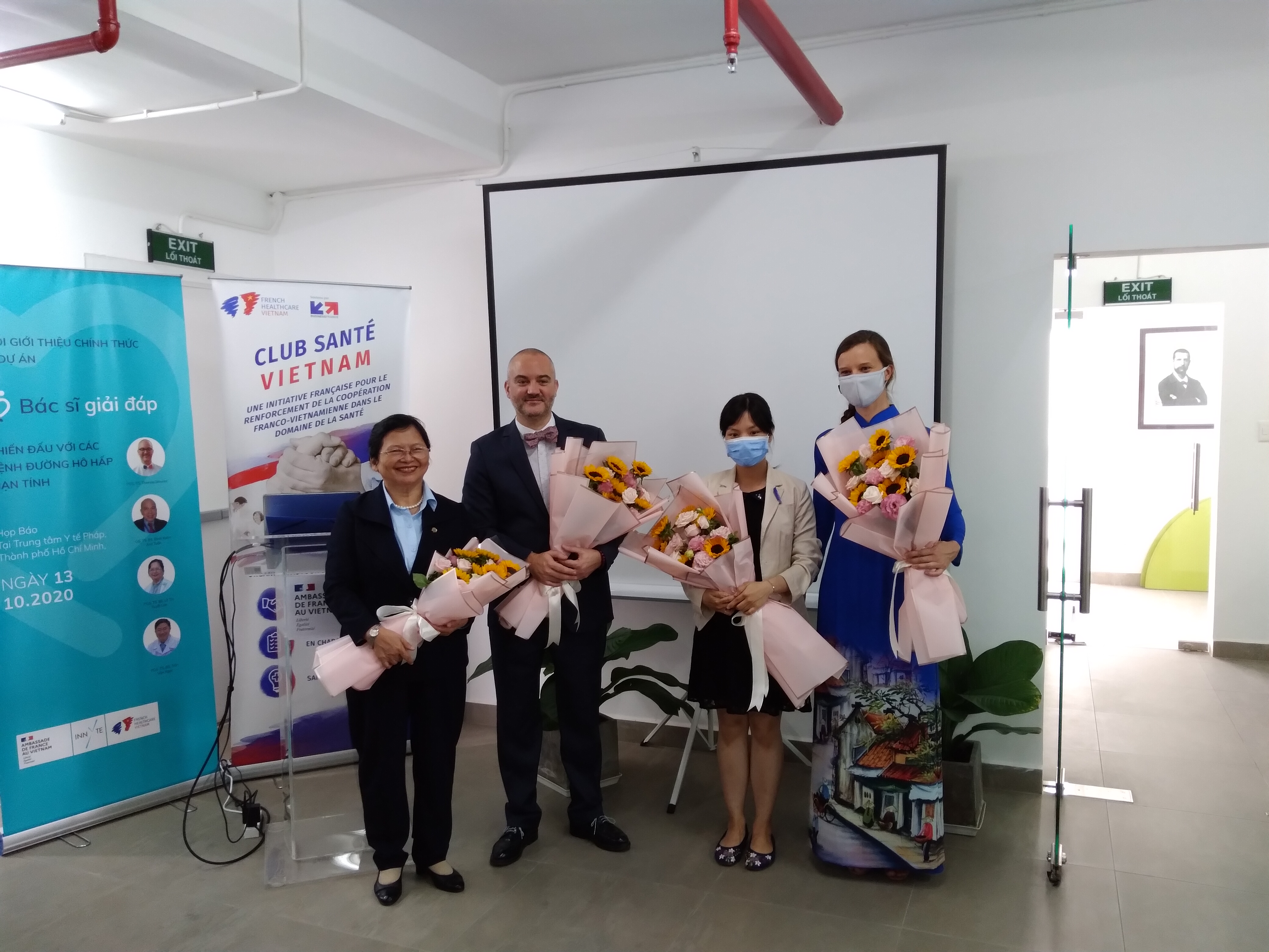 From left: Dr. Le Thi Tuyet Lan, chairwoman of the Ho Chi Minh
City Society of Asthma, Allergy, and Clinical Immunology; Thomas Mourez, health and social development attaché at the Embassy of France in Vietnam; an interpreter; and Sandrine Egronat pose for a picture at the launch of the ‘Doctors Answer’ website in Ho Chi Minh City, October 13, 2020. Photo: Kim Thoa / Tuoi Tre News
