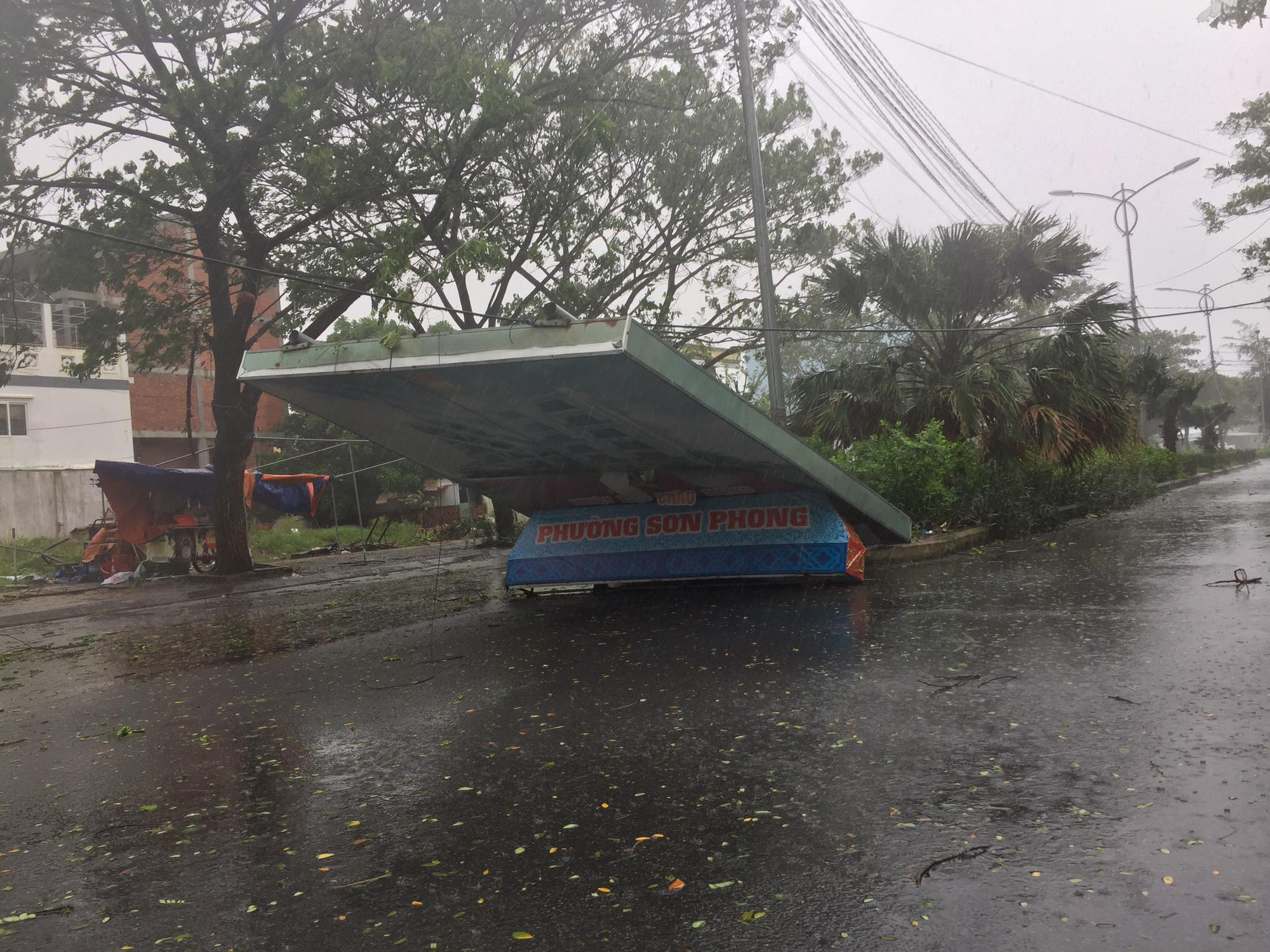 A signboard is blown off by strong gusts in Hoi An City, Quang Nam Province, Vietnam, October 28, 2020. Photo: T.B.D. / Tuoi Tre