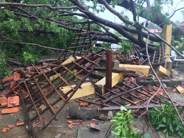 A house is damaged by Typhoon Molave in Phu Yen Province, Vietnam, October 28, 2020. Photo: An Bang / Tuoi Tre