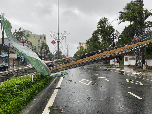 A welcome gate is knocked down by strong winds in Quang Ngai Province, Vietnam, October 28, 2020. Photo: Quang Dinh / Tuoi Tre