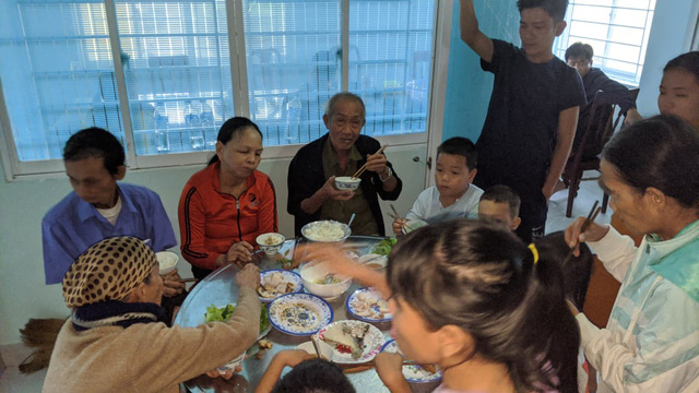 Residents have meals while taking shelter in Quang Ngai Province, Vietnam, October 28, 2020. Photo: Tan Luc / Tuoi Tre