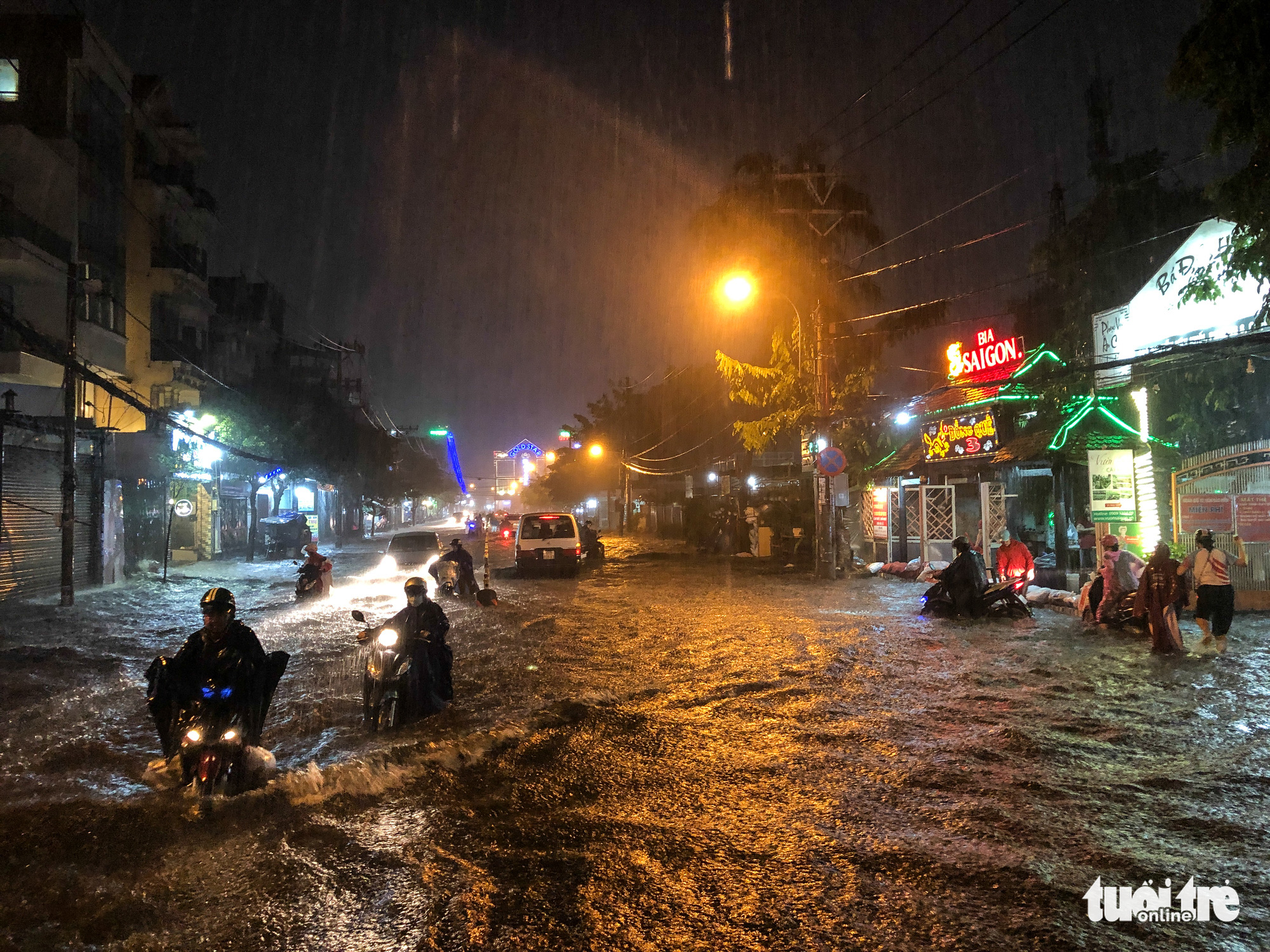 Nguyen Van Khoi Street turns into a river during a heavy rain in Go Vap District in Ho Chi Minh City, October 31, 2020. Photo: Chau Tuan / Tuoi Tre