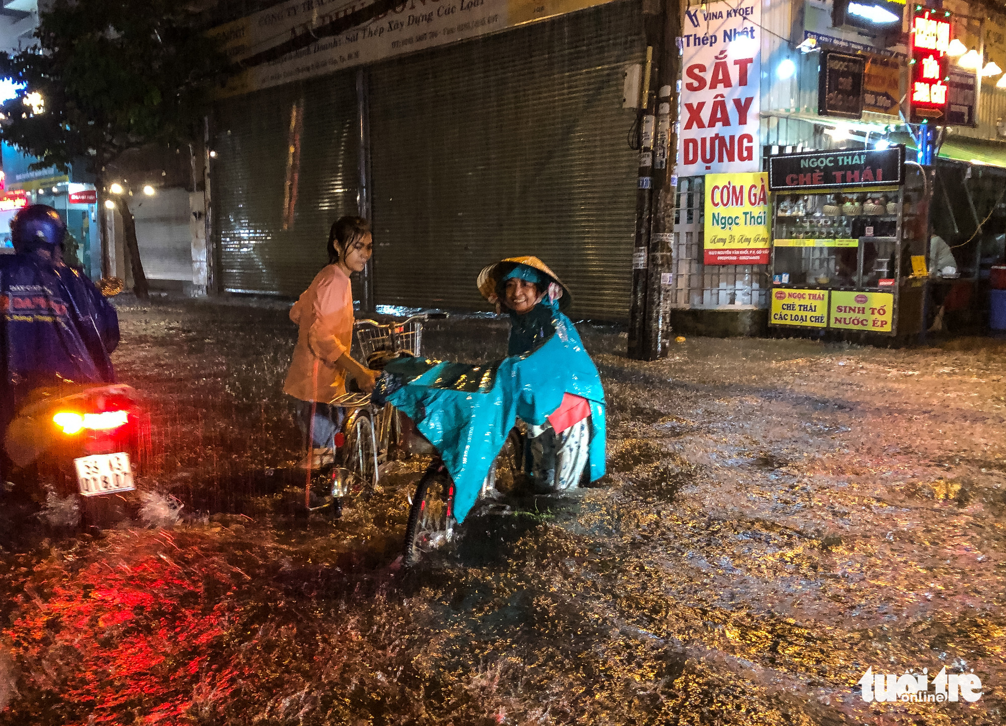 Commuters have a hard time traveling on a flooded street in a heavy downpour in Ho Chi Minh City, October 31, 2020. Photo: Chau Tuan / Tuoi Tre