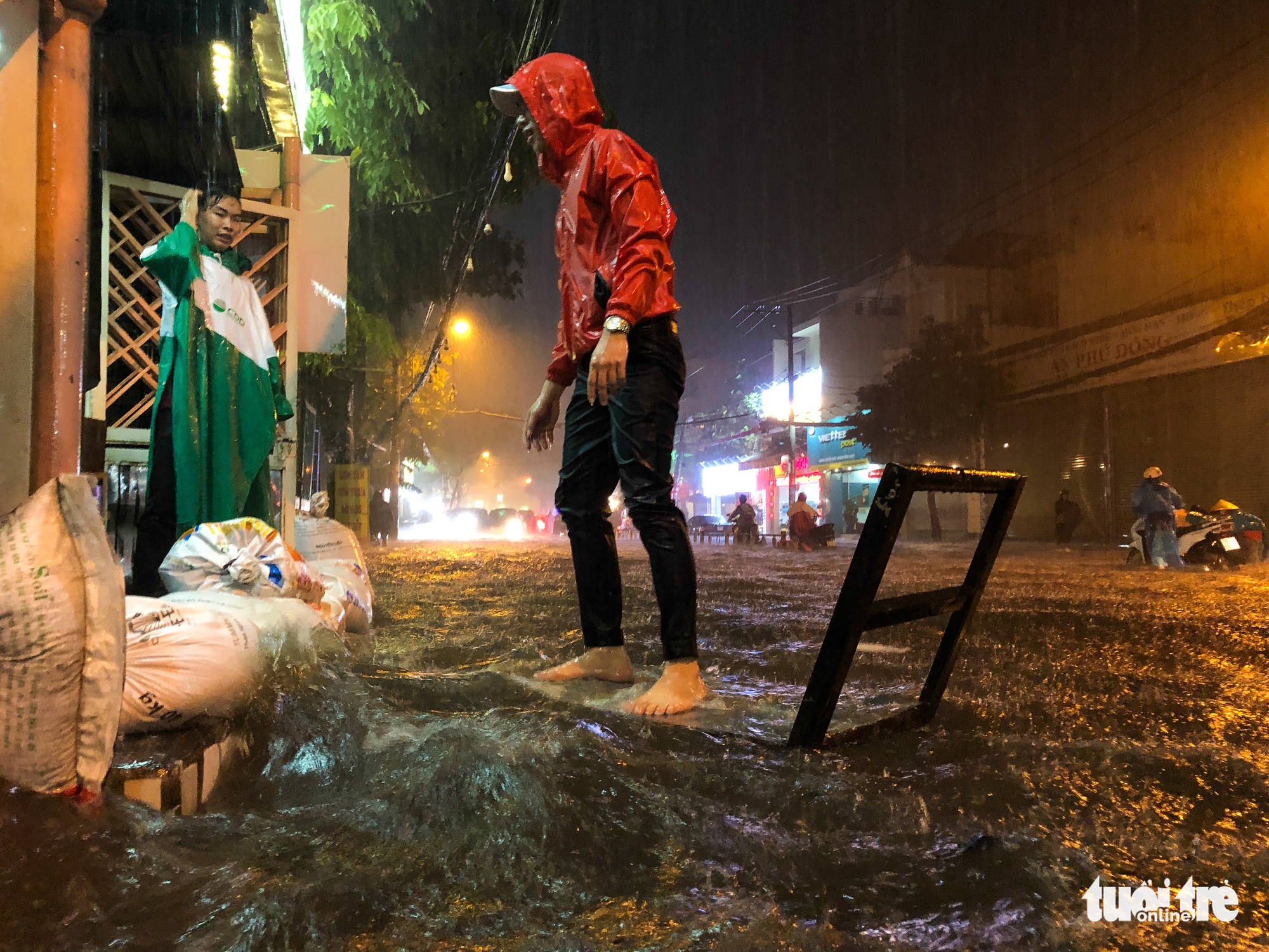 Residents use sandbags to prevent rainwater from pouring into their home in Ho Chi Minh City, October 31, 2020. Photo: Chau Tuan / Tuoi Tre