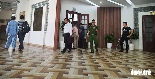 Officers search the Ho Chi Minh City Eye Hospital on November 4, 2020. Photo: Huong Thao / Tuoi Tre