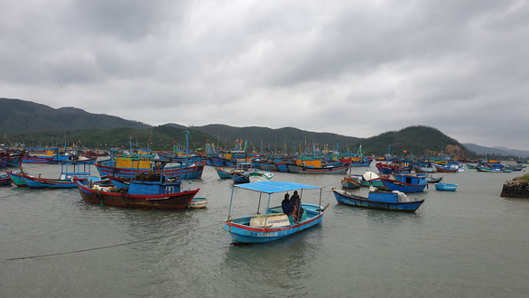  Boats take shelter in Hon Nui Mot Lake in Song Cau Town of Phu Yen Province. Photo: Duy Thanh / Tuoi Tre
