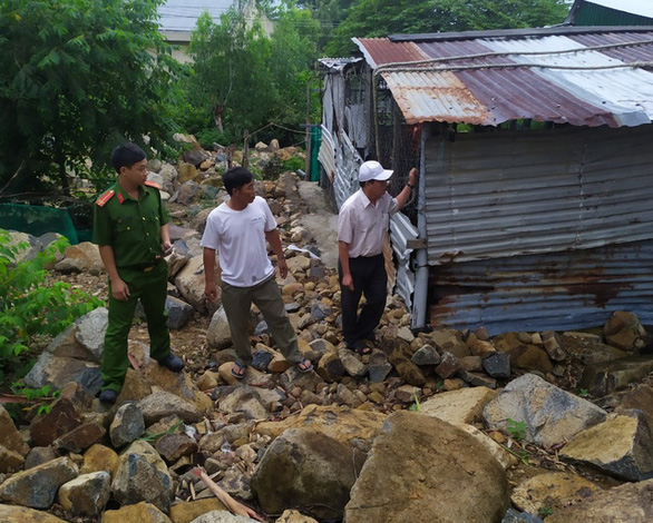  Officials of Phuoc Dong Commune under Khanh Hoa Province advise a household to evacuate before Storm Etau lands. Photo: Minh Chien / Tuoi Tre
