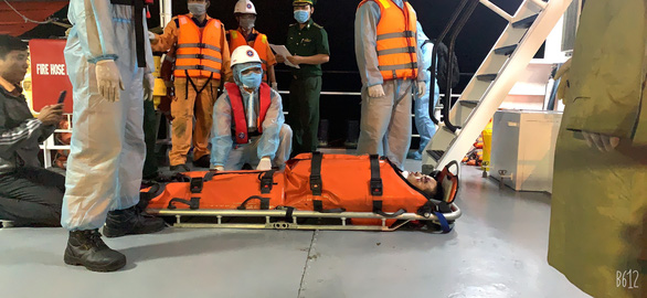 Vietnamese rescuers tend to a Panamanian vessel’s injured crew member, November 10, 2020. Photo: Xuan Binh / Tuoi Tre