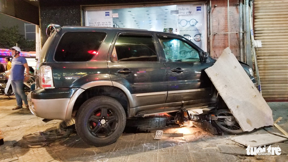 The scene where a car crashed into three motorbikes in Go Vap District, Ho Chi Minh City, November 10, 2020. Photo: Chau Tuan / Tuoi Tre