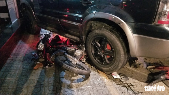The scene where a car crashed into three motorbikes in Go Vap District, Ho Chi Minh City, November 10, 2020. Photo: Chau Tuan / Tuoi Tre