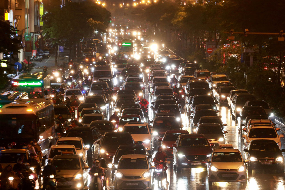 Long queue of traffic is seen near the entrance of Hanoi’s Kim Lien Tunnel. Photo: Chi Tue / Tuoi Tre