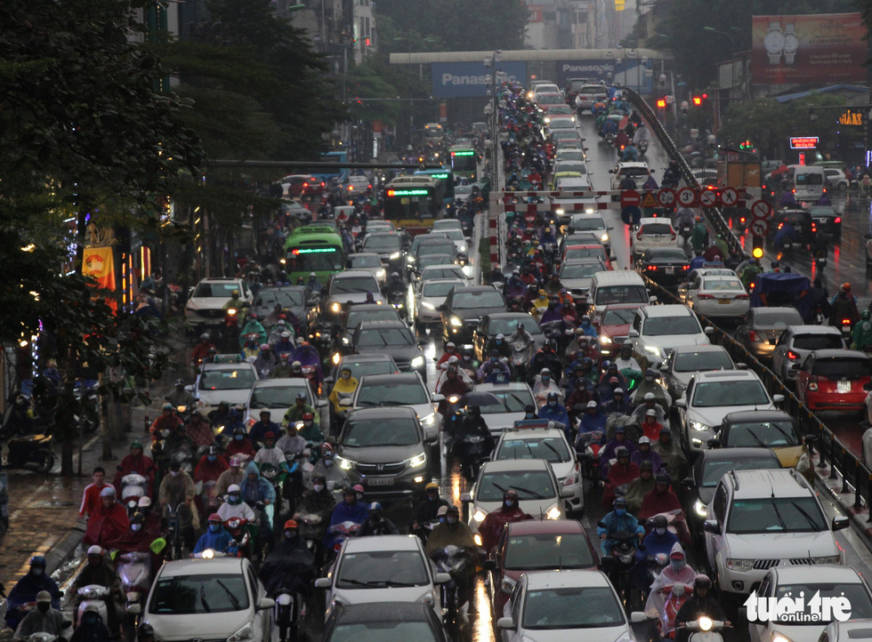 Congested traffic is seen on Hanoi’s Tay Son – Chua Boc Junction. Photo: H.Q / Tuoi Tre
