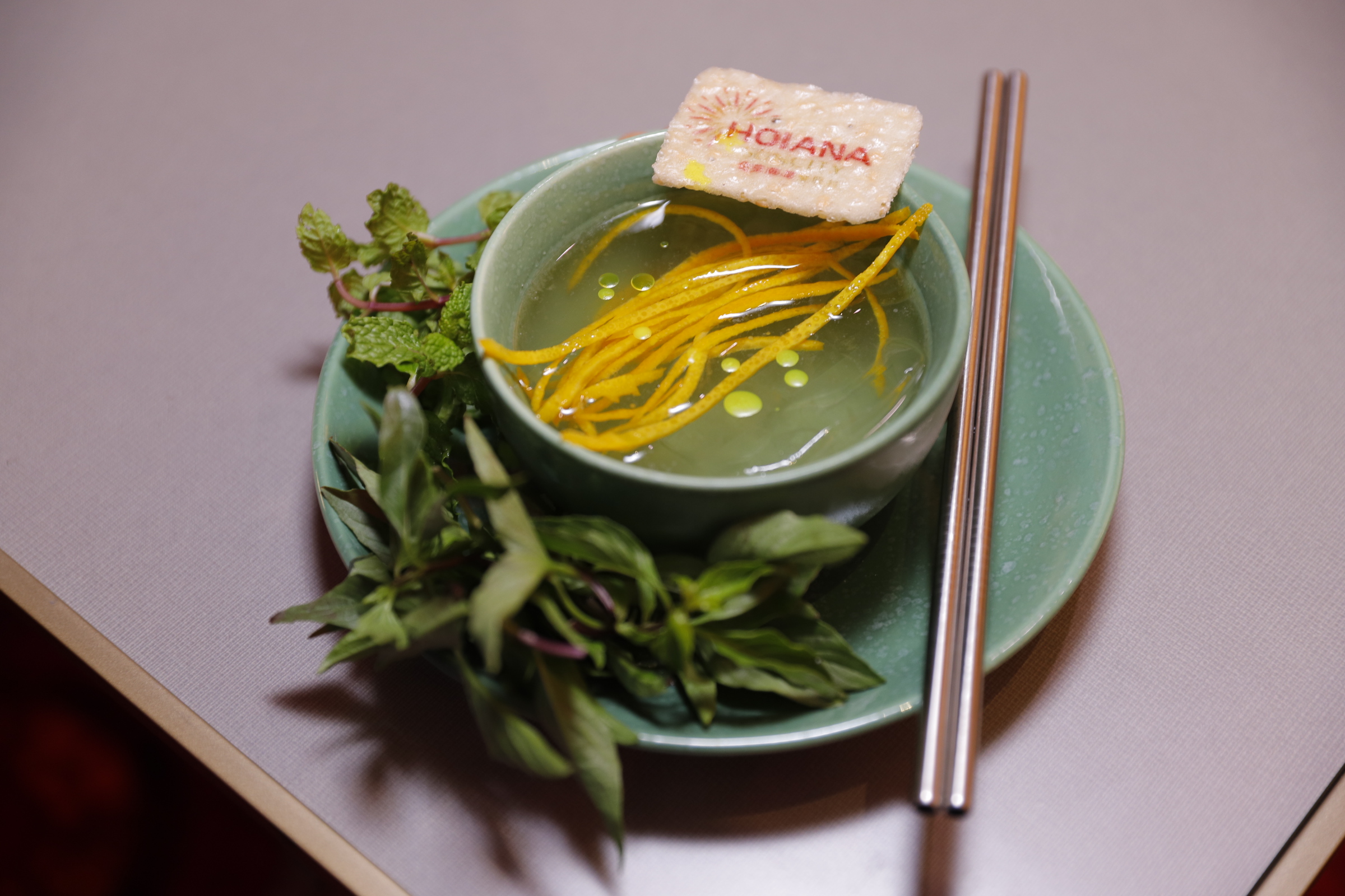 A Mi Quang-inspired cocktail mixed by Andy. Photo: Hoiana