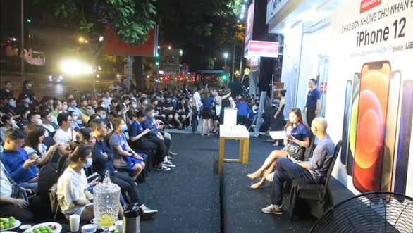 People attend a talk show at a CellphoneS store in Ho Chi Minh City before the official launch of iPhone 12, November 26, 2020. Photo: Duc Thien / Tuoi Tre