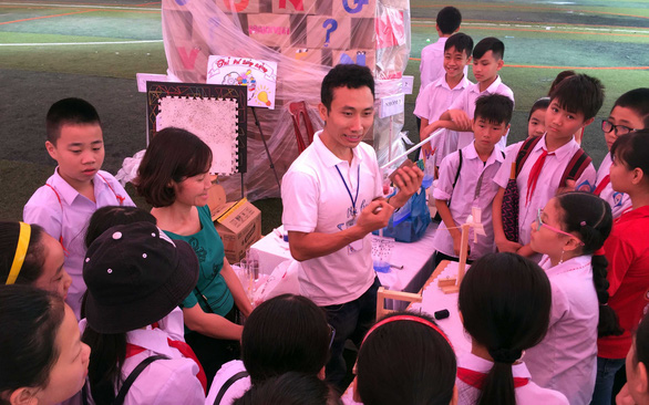 Pham Viet Dung (C) is seen in an explanatory session with school children in Vietnam. Photo: T. L./ Tuoi Tre
