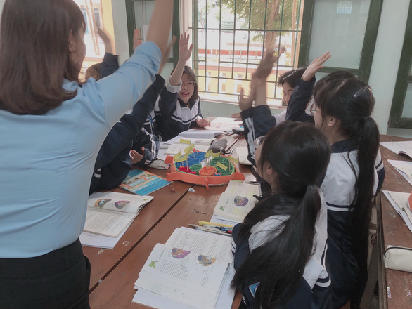 Students eagerly participate in a biology class with their teacher, Luu Thi Dinh, at Thai Ninh High School, located in Thai Binh Province, northern Vietnam. Photo: T.L. / Tuoi Tre