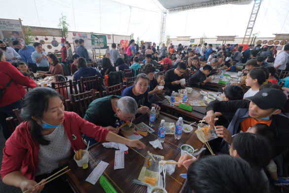 Pho lovers enjoy pho at the grand celebration day of the ‘Day of Pho’ 2020 event at AEON Mall Ha Dong in Hanoi, December 12, 2020. Photo: Nam Khanh / Tuoi Tre
