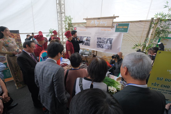 People listen to a story of pho’s origin and growth at the grand celebration day of the ‘Day of Pho’ 2020 event at AEON Mall Ha Dong in Hanoi, December 12, 2020. Photo: Nam Khanh / Tuoi Tre