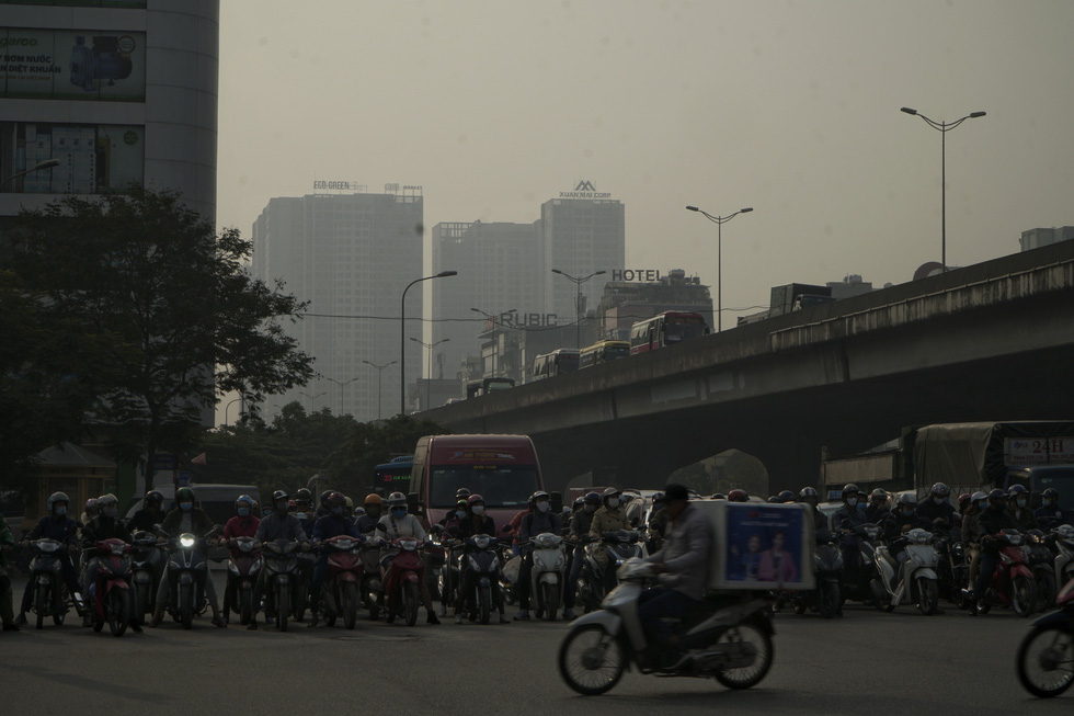 A section of Nguyen Trai Street in Hanoi is smothered in grey haze. Pham Tuan / Tuoi Tre