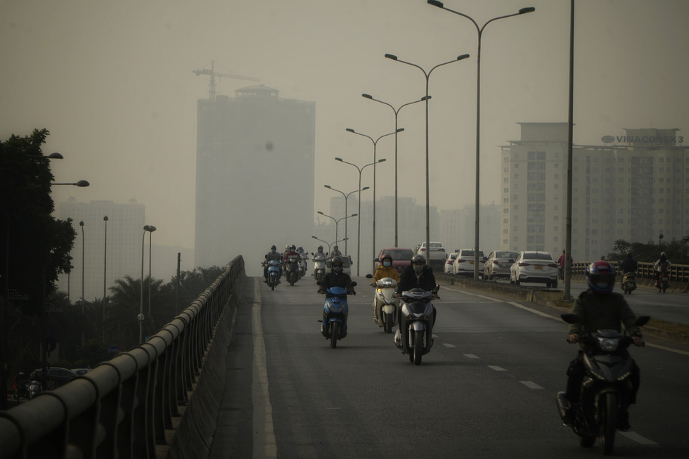 Grey haze engulfs Me Tri Overpass in Hanoi in this photo taken at 9:00 am December 10.