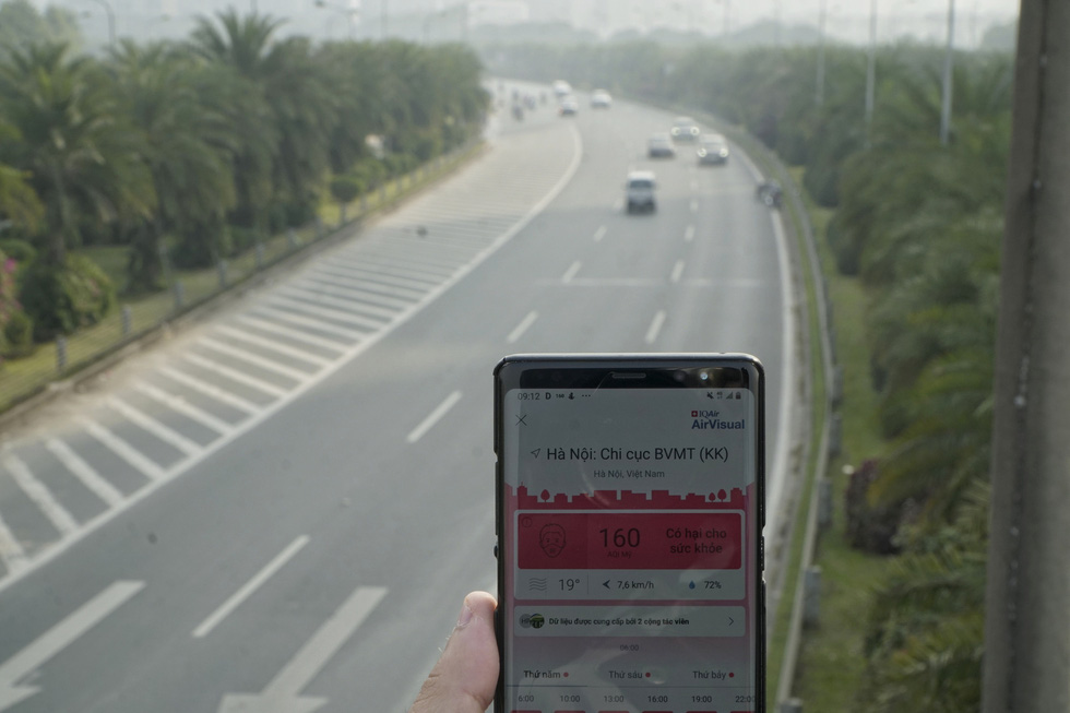 The AQI of Hanoi on Thursday is reported through the mobile app AirVisual. Pham Tuan / Tuoi Tre