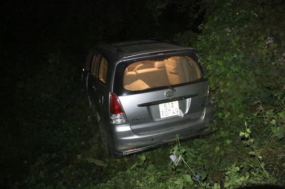 A car driven by a drunk man is seen on the side of the road after hitting a police car in northern Hoa Binh Province, Vietnam, December 13, 2020. Photo: Tuoi Tre