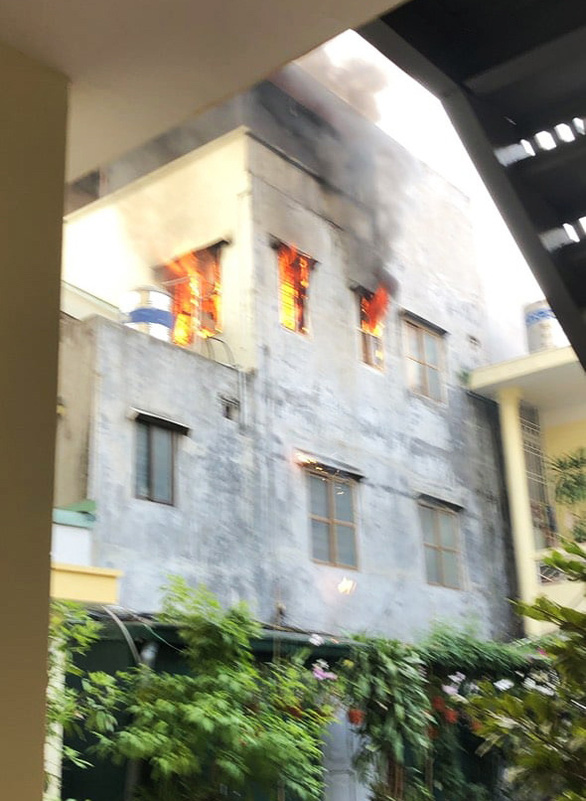 Smoke and fire pour out of the third floor of a house at Alley 11 on Tran Hung Dao Street in Hong Bang District, Hai Phong City, Vietnam, December 21, 2020. Photo: D.Duong / Tuoi Tre