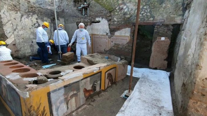 Roman bigfoot? UK archaeologists probe 'unusually large' shoes- Ảnh 1.