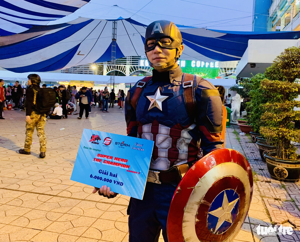 Nguyen Anh Duc wins the second prize at the cosplay contest Super Hero The Champion Season 1 for his Captain America costume in District 5, Ho Chi Minh City, December 27, 2020. Photo: Phuong Nam / Tuoi Tre
