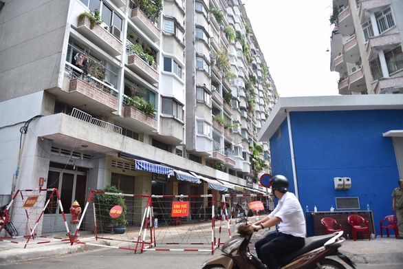 Isolation is applied to an apartment building in District 5, Ho Chi Minh City, where a COVID-19 patient lives, December 28, 2020.Photo: Ngoc Phuong / Tuoi Tre