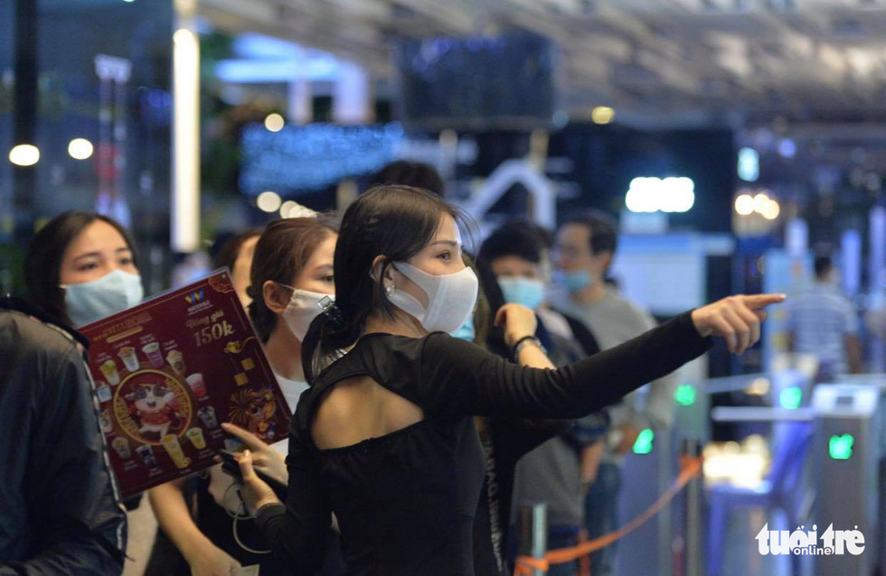 People queueing at an event in Ho Chi Minh City are seen wearing face masks. Photo: Tu Trong / Tuoi Tre