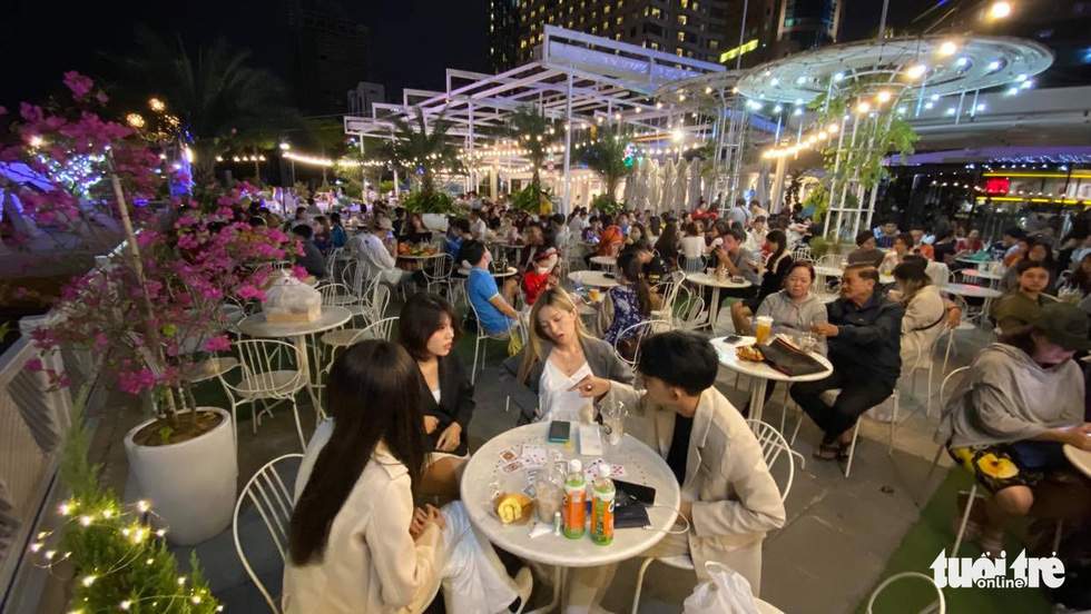 A rooftop coffee shop at Bach Dang Port area of Ho Chi Minh City is packed. Photo: Tu Trong / Tuoi Tre