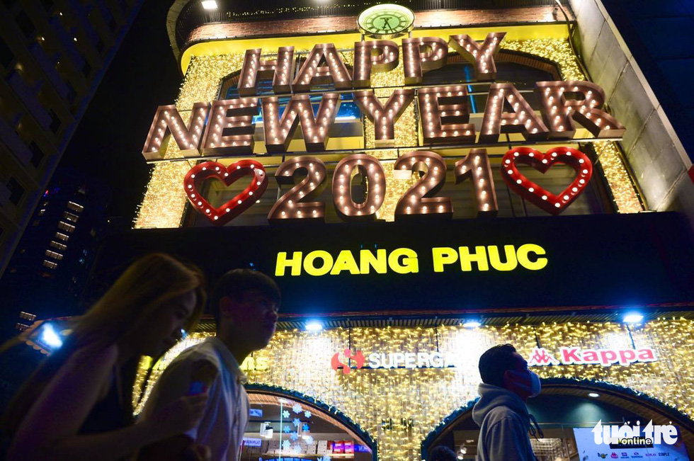 A fashion store on Nguyen Hue Street is seen with “Happy New Year 2021” signage, December 31, 2020. Photo: Quang Dinh / Tuoi Tre