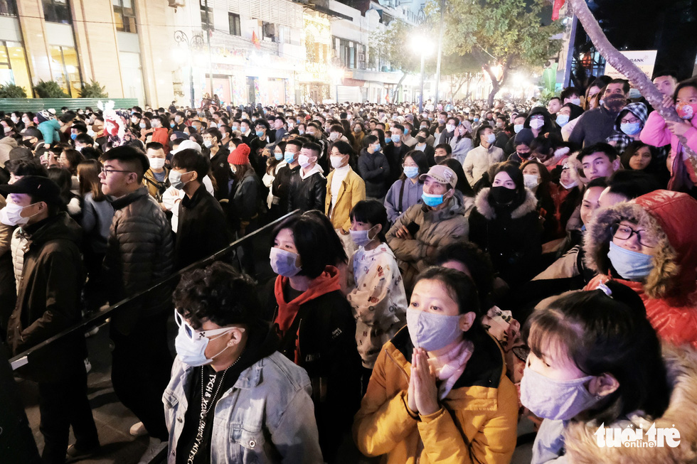 Crowd enjoys the countdown party show near Hanoi’s Hoan Kiem Lake, December 31, 2020. Photo: Mai Thuong / Tuoi Tre