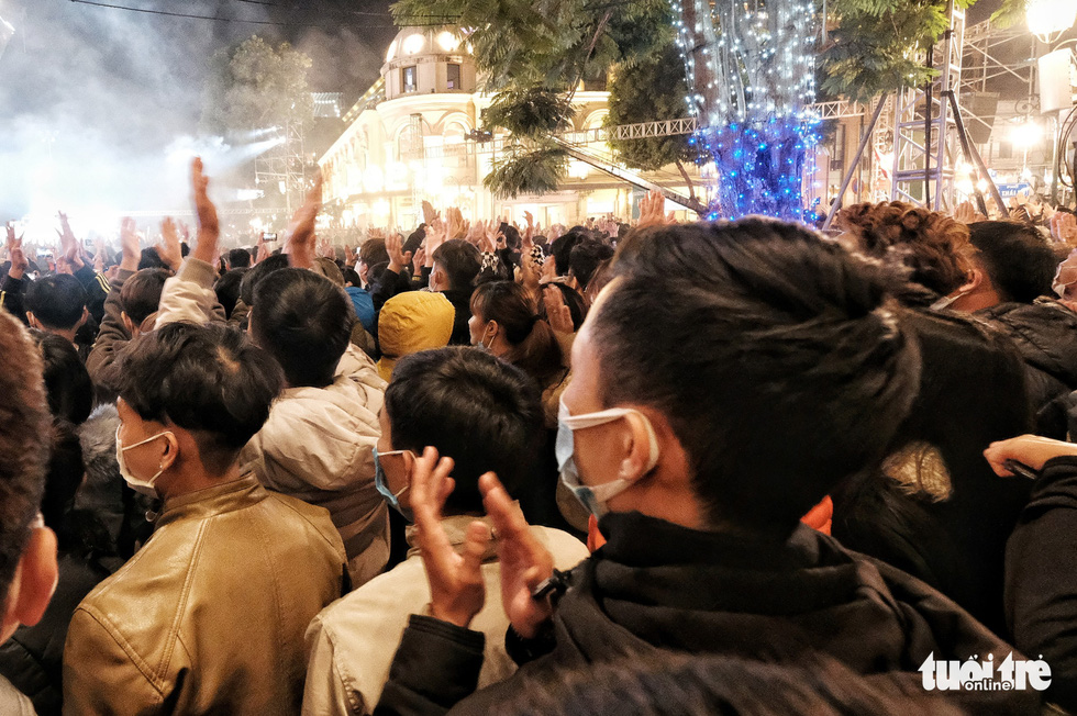 Crowd cheers to thank the COVID-19 frontline workers, December 31, 2020. Photo: Mai Thuong / Tuoi Tre