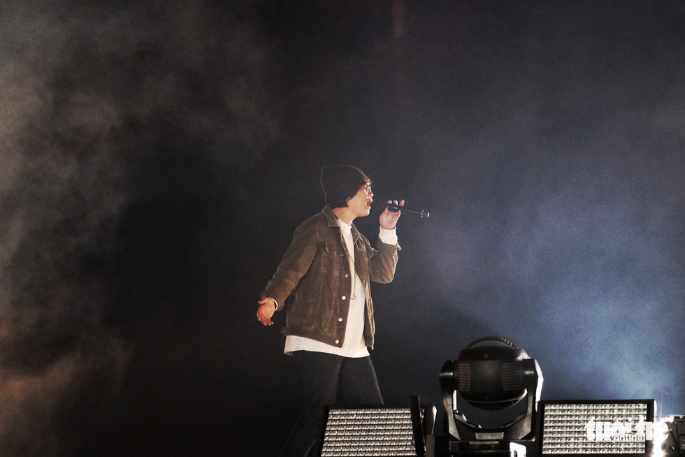 Tran Duy Khang, singer of indie band Chillies is seen performing on stage, December 31, 2020. Photo: Mai Thuong / Tuoi Tre