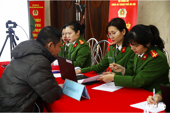 Hanoi police process information for residents for the issuance of chip-based ID cards, December 31, 2020. Photo: Danh Trong / Tuoi Tre