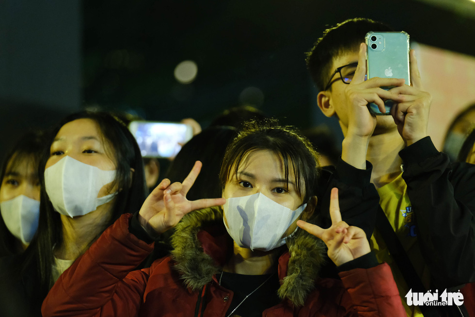 Crowd enjoys a countdown party show at September 2 Square in Da Nang City, December 31, 2020. Photo: Tan Luc / Tuoi Tre