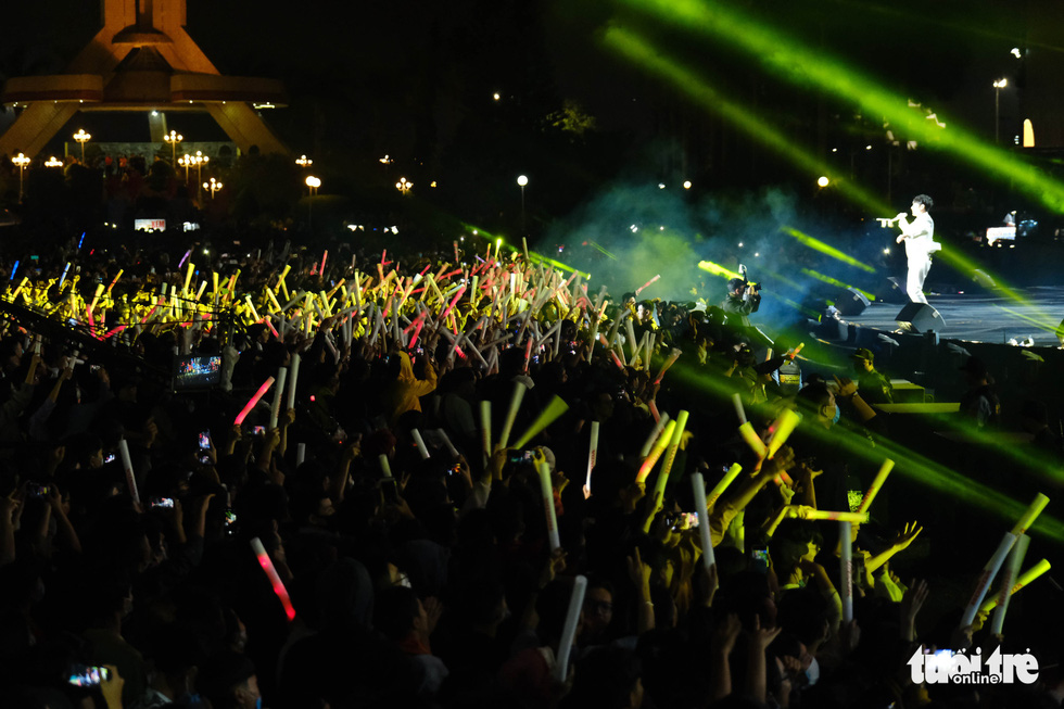Crowd enjoys a countdown party show at September 2 Square in Da Nang City, December 31, 2020. Photo: Tan Luc / Tuoi Tre