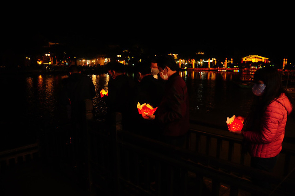 Leaders of Hoi An City drop flower candle lanterns to Hoai River to pray for the city’s good luck, December 31, 2020. Photo: B.D. / Tuoi Tre