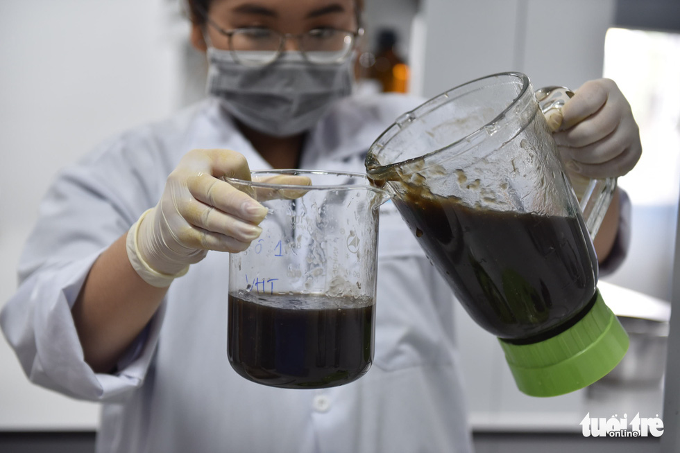 It takes up to 600 milliliters of banana paste to produce pulp before it is crafted into bags. Photo: Ngoc Phuong / Tuoi Tre