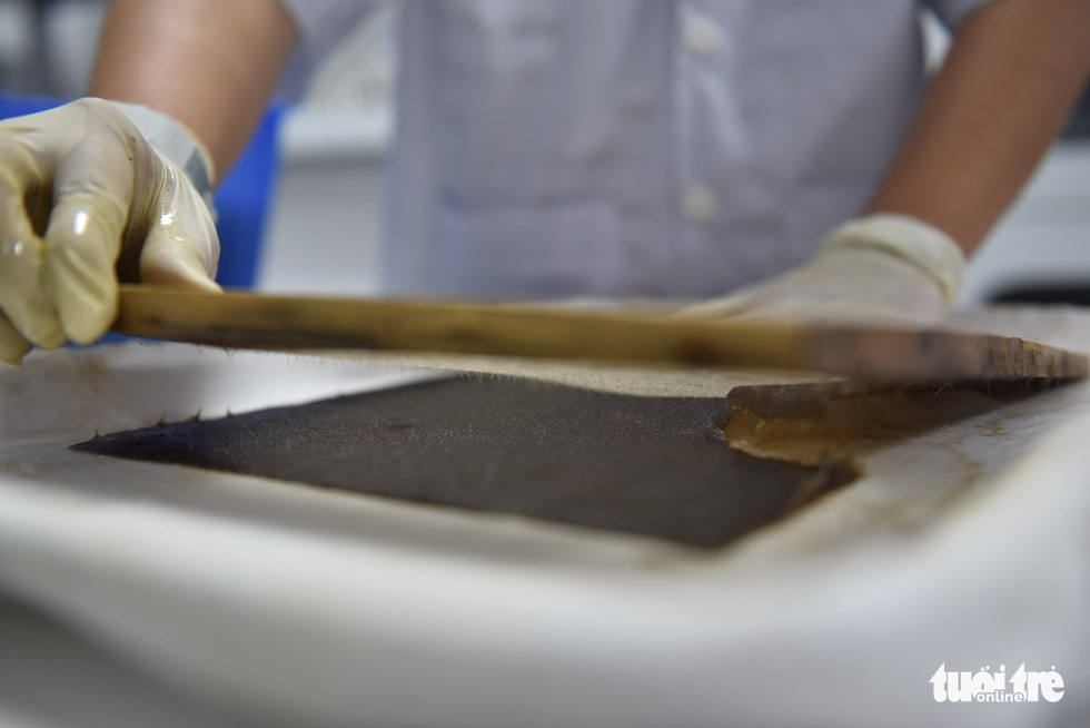 The banana remains are the first to be made into paper. Photo: Ngoc Phuong / Tuoi Tre
