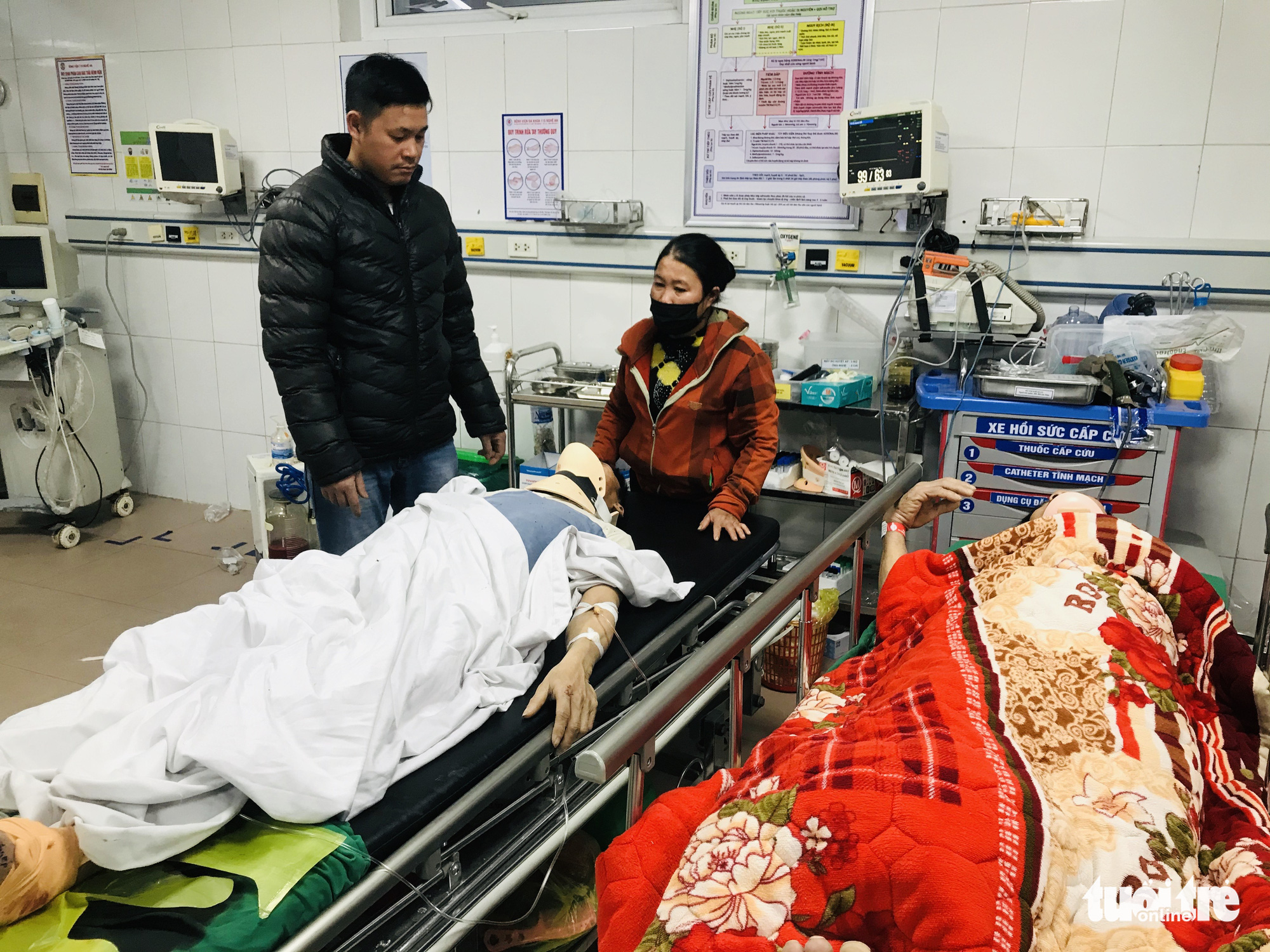 Injured workers are treated at the hospital in Nghe An Province, Vietnam. Photo: Doan Hoa / Tuoi Tre