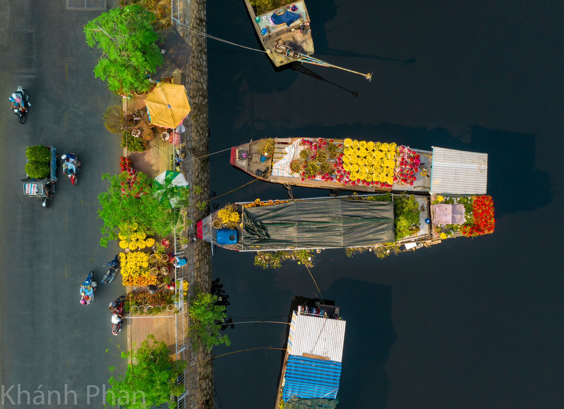 A bird-eye photo captures Binh Dong Wharf in Ho Chi Minh City's District 8 on Tet (Vietnamese Lunar New Year)